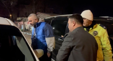Polisi görünce geri vites yapan sürücü yakalandı