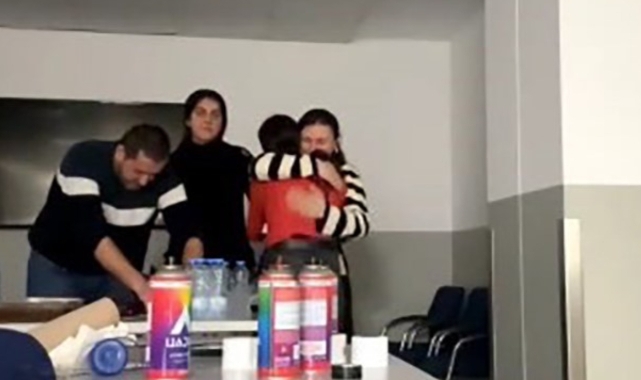 Rehine krizinde doğum günü kutlaması