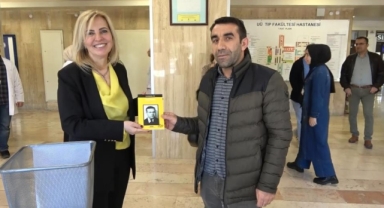 Sigara getiren kitabı kaptı