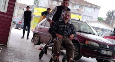 Testere ile odun keserken bacağını kesti