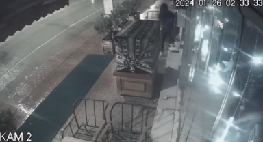 Tezgahtaki tatlıları çalan hırsız kamerada