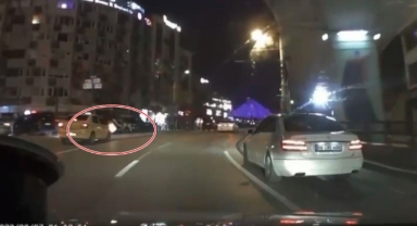 Ticari taksinin çarptığı motosikletli böyle savruldu