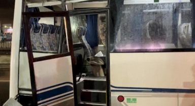 Tur otobüsü aydınlatma direğine çarptı: 10 yaralı