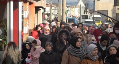 Ucuz züccaciye için saatlerce beklediler