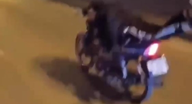 Yatarak motosiklet kullandı, ölüme meydan okudu