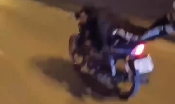 Yatarak motosiklet kullandı, ölüme meydan okudu