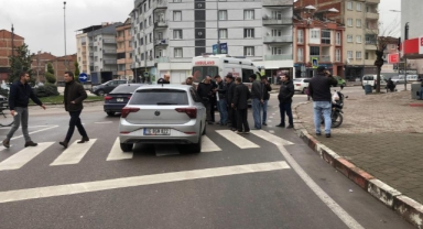 Yaya geçidinden geçen kadına otomobil çarptı