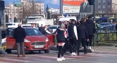 Yolda tartıştılar, kırmızı ışıkta durunca kavga ettiler