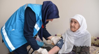 102 yaşındaki hastaya ve kızına ziyaret