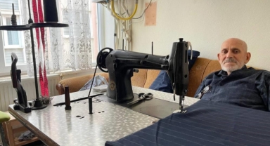 70 yıllık mesleğine evinin balkonundan devam ediyor
