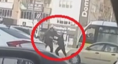 Akan trafiğe aldırış etmeden birbirlerine girdiler