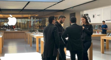 Apple mağazasına icra memurlarıyla gitti