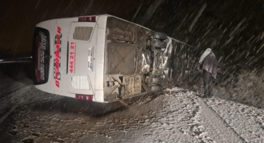 Bingöl’de yolcu otobüs yan yattı: 16 yaralı