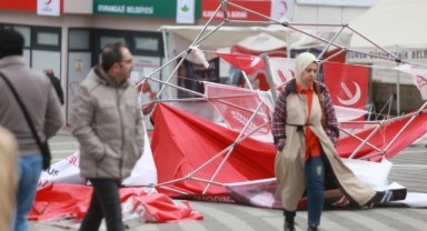 Bursa'da fırtına parti standlarını parçaladı