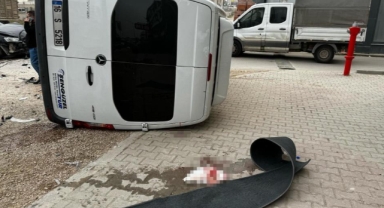 Bursa'da servis minibüsü ile otomobil çarpıştı