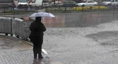 Bursa sağanak yağışa teslim oldu