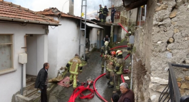 Dar sokaklar arasında çıkan yangın korkuttu