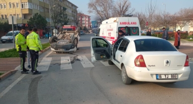 Döner kavşakta çarpışan 2 araçtan biri takla attı