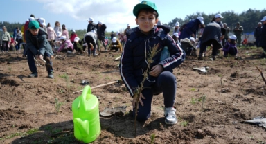 Dünya Ormancılık Günü’nde çocuklar bin fidan dikti