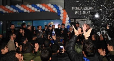 Emek’te dev kalabalık Dündar’ı coşkuyla karşıladı