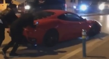 Ferrari yolda kaldı, gören bir daha baktı