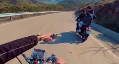 Gençlerin kurusıkı tabanca ile yolculuğu kamerada
