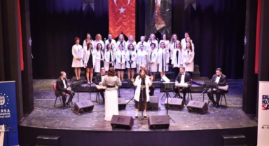 Hekimlerden beyaz önlükleriyle konser
