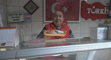 Her gün dükkana gelip yemeğini alıp gidiyor