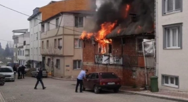 İnegöl'de 2 katlı bina alev alev yandı