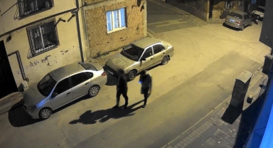 İnegöl'de araç lastiğini patlatan şahıs kamerada