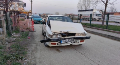 İnegöl'de iki otomobil kafa kafaya çarpıştı