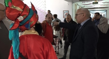 Karagöz kostümüyle oyunu kullandı