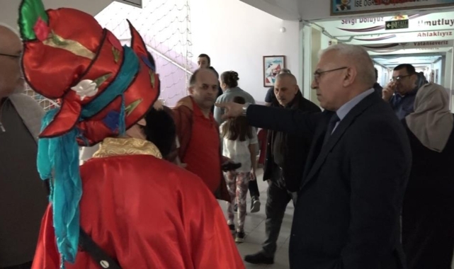 Karagöz kostümüyle oyunu kullandı
