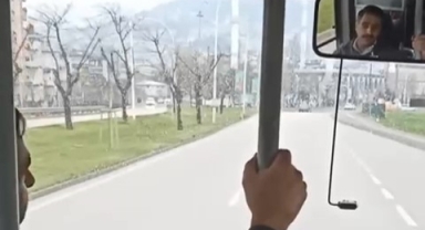 Kibar otobüs şoförü yolcuların kadınlar gününü kutladı