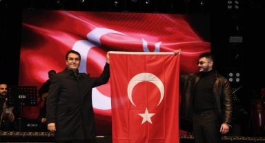 Konserinde Bursalıları coşturdu, askere gitti