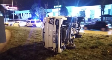 Kontrolden çıkan kamyonet otluk alana uçtu: 2 yaralı
