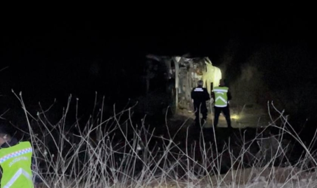 Kontrolden çıkıp devrilen tanker patladı: 1 ölü