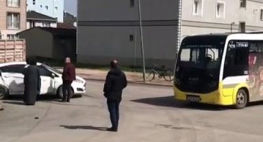 Minibüs ile otomobil çarpıştı: 1'i bebek 4 yaralı