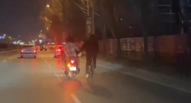 Motosiklet ile bisikleti çekti