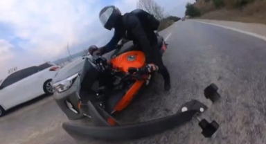 Motosiklet ile otomobilin kazası aksiyon kamerasında