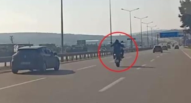 Motosiklet sürücüsünün tehlikeli hareketleri kamerada