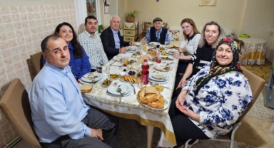 Mustafa Bozbey ilk iftarını Güler ailesiyle yaptı