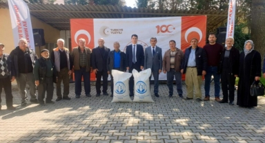 Orhaneli'de çiftçilere yağlık aspir tohumu dağıtıldı