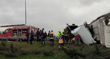 Orhangazi'de devrilen tırın sürücüsü yaralandı