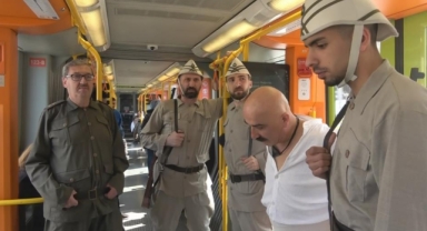 Seyit Onbaşı sırtındaki top mermisi ile metroya bindi