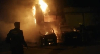 Tamircide çıkan yangında 4 araç hurdaya döndü