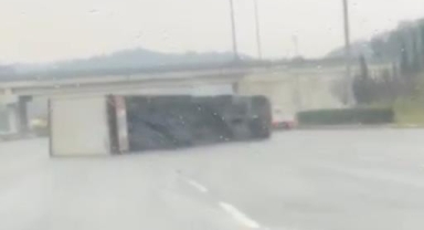 Yağışlı havada kontrolünden çıkan tır devrildi