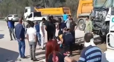 2 hafriyat kamyonu kafa kafaya çarpıştı: 2 yaralı