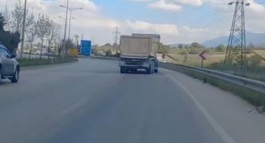Aksı yamuk tır trafikte tehlike saçıyor