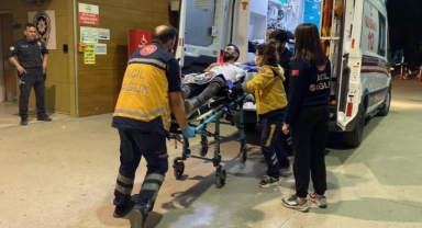 Annesine bağıran babasını bıçakladı